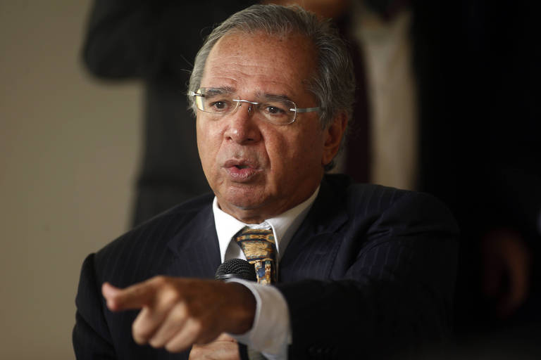 Ministro da Economia, Paulo Guedes, explica o pacote de reformas econômicas proposto pelo governo durante uma reunão com senadores