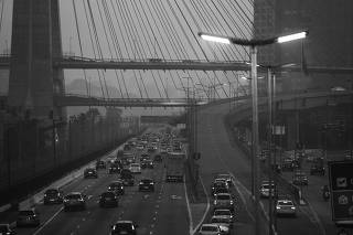 Tráfego na avenida das Nações Unidas sob a ponte Octavio Frias de Oliveira, em SP