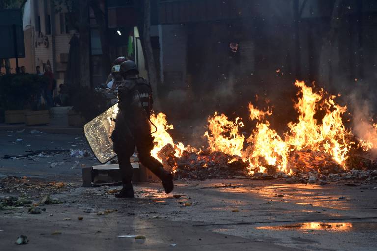 Policial durante confronto com manifestantes em Santiago, no Chile