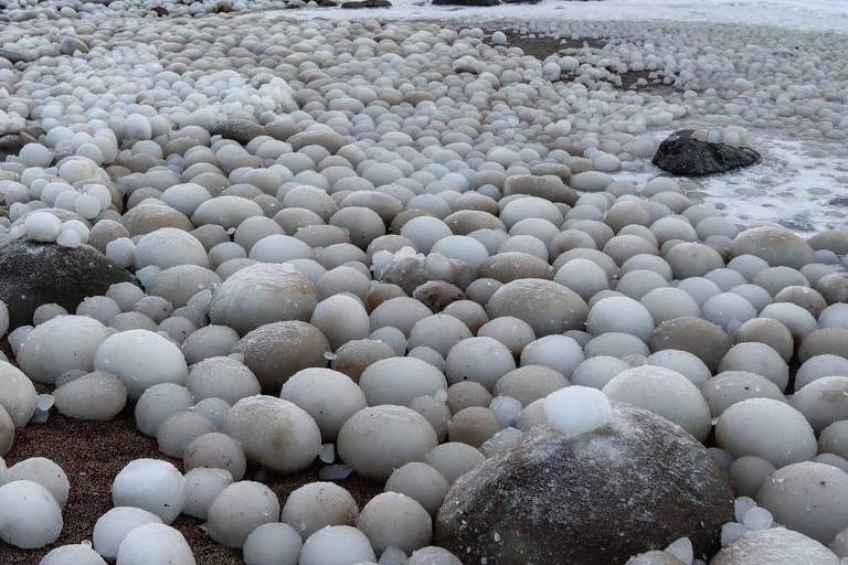  Estranhas bolas de gelo cobriram uma praia na Finlândia