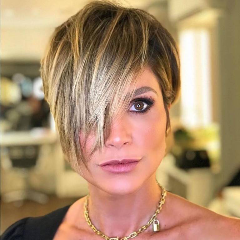 Flávia Alessandra mostra o novo corte de cabelo