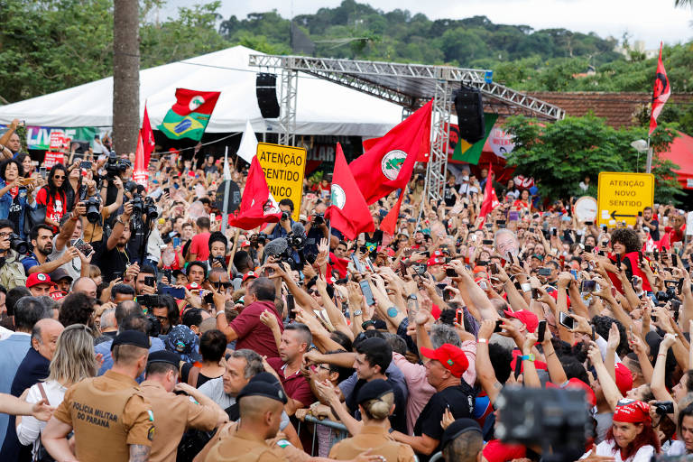 Os militantes da vigília montada em homenagem ao ex-presidente Lula querem um monumento no espaço, localizado em frente à sede da Polícia Federal em Curitiba, onde o petista ficou preso até esta sexta (8). 