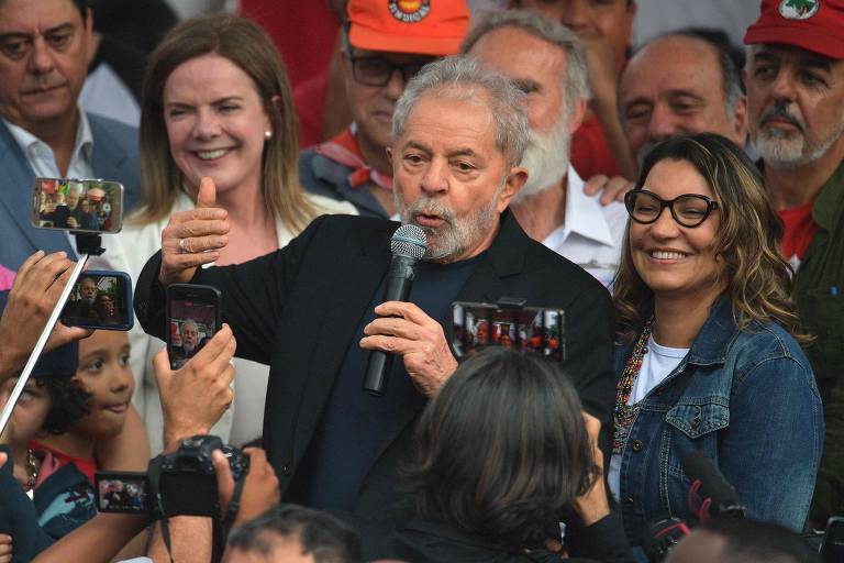 Após decisão do Supremo, Lula sai da cadeia e ataca Lava Jato em discurso
