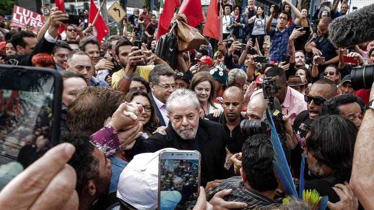 O ex-presidente Luiz Inácio Lula da Silva deixa a sede da Polícia Federal em Curitiba seguido por apoiadores; com Lula fora da prisão, o ambiente pode se tornar mais favorável para que o tribunal declare a suspeição de Sergio Moro como juiz federal da Lava Jato