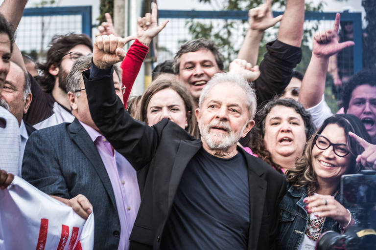 Lula vai a Curitiba pela 1ª vez após prisão e se alia a Requião