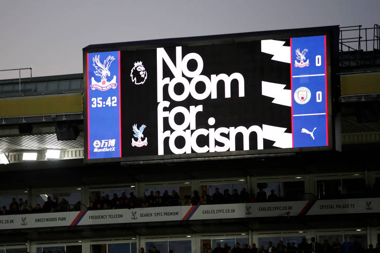 Mensagem contra o racismo é mostrada no placar eletrônico da partida entre Crystal Palace e Manchester City
