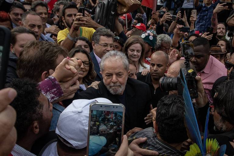 O ex-presidente Luiz Inácio Lula da Silva ao deixar a sede da Polícia Federal em Curitiba
