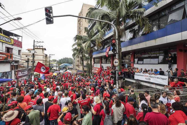 Militantes acompanham discurso do ex-presidente Lula na sede do Sindicato dos Metalúrgicos do ABC, em São Bernardo do Campo
