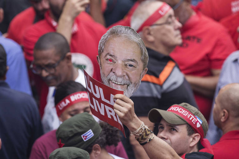 Militantes acompanham discurso do ex-presidente Lula na sede do Sindicato dos Metalúrgicos do ABC, em São Bernardo do Campo
