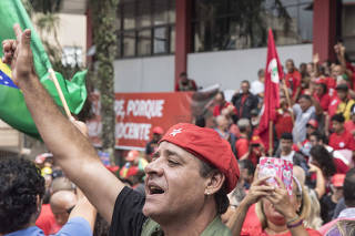 Curiosos e militantes aguardam chegada de Lula no  Sindicato dos Metalurgicos em Sao Bernardo do Campo