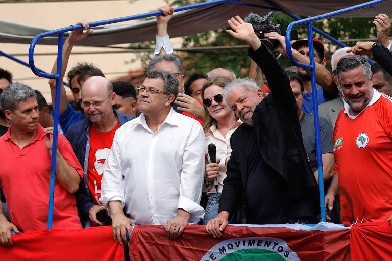 O ex-presidente Lula chega ao Sindicato dos Metalúrgicos de São Bernardo do Campo, na Grande São Paulo; Lula discursou diante da sede do Sindicato dos Metalúrgicos do ABC, onde, em abril de 2018, fez seu último discurso antes de se entregar a policiais federais e ser levado à prisão em Curitiba, onde passou 580 dias