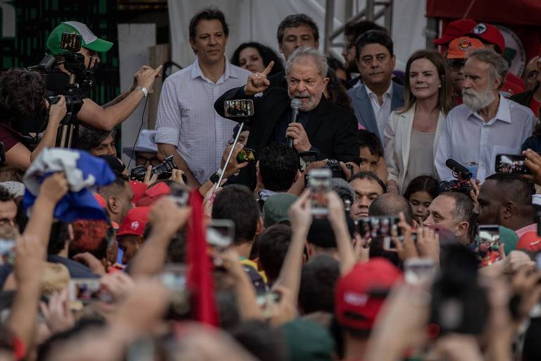 De pé, o ex-presidente Luiz Inácio Lula da Silva (PT) discursa após deixar a carceragem da Polícia Federal em Curitiba