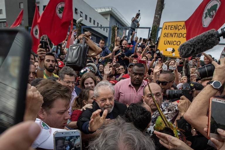 O ex-presidente Luiz Inácio Lula da Silva deixa a sede da Polícia Federal em Curitiba seguido por apoiadores; com a soltura de Lula, o STF enfrentará sob menos pressão o próximo julgamento relacionado ao petista, que poderá recolocá-lo momentaneamente no jogo eleitoral