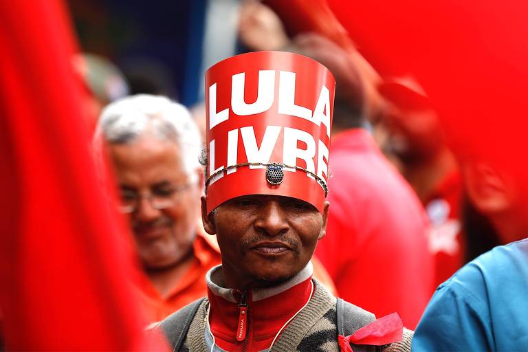 Militantes aguardam a chegada do ex-presidente Lula no Sindicato dos Metalúrgicos de São Bernardo do Campo, na Grande São Paulo