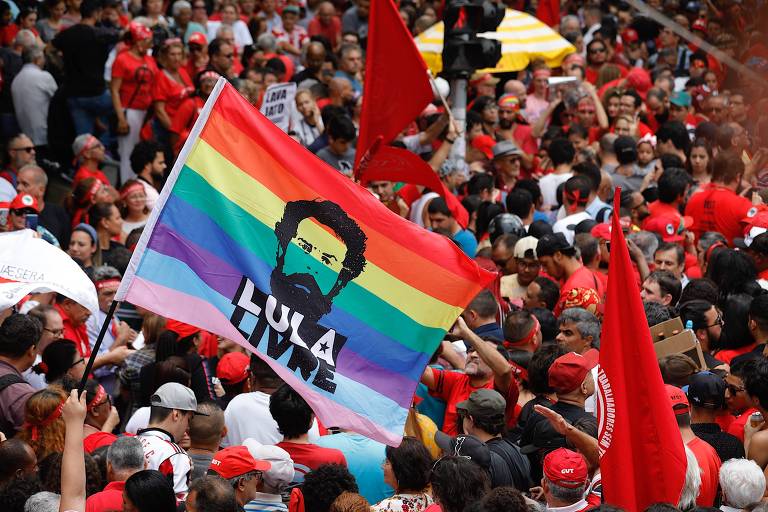 Militantes aguardam a chegada do ex-presidente Lula no Sindicato dos Metalúrgicos de São Bernardo do Campo, na Grande São Paulo