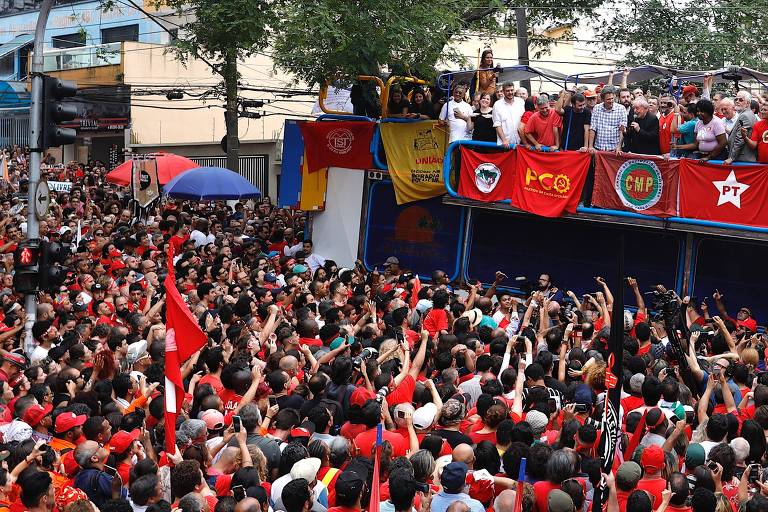 O ex-presidente Lula discursa em frente ao Sindicato dos Metalúrgicos de São Bernardo do Campo, na Grande São Paulo; ao retornar neste sábado (9) ao reduto de origem do PT, Lula atacou a Lava Jato e o ex-juiz Sergio Moro, a política econômica do governo federal e se referiu à gestão do presidente Jair Bolsonaro (PSL) como de milicianos