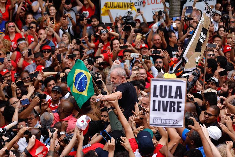 O ex-presidente Lula é carregado por militantes no Sindicato dos Metalúrgicos de São Bernardo do Campo, na Grande São Paulo; com a soltura de Lula, o STF enfrentará sob menos pressão o próximo julgamento relacionado ao petista, que poderá recolocá-lo momentaneamente no jogo eleitoral