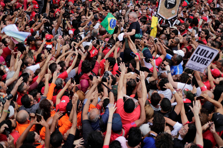 Lula é carregado nos ombros por militantes atá a porta do Sindicato dos Metalúrgicos em São Bernardo do Campo, grande São Paulo, após discurso um dia depois de ter sido solto; Lula foi solto nesta sexta-feira (8) por causa da decisão do Supremo que reverteu a jurisprudência vigente desde 2016 e barrou a prisão de réus logo após a condenação em segunda instância