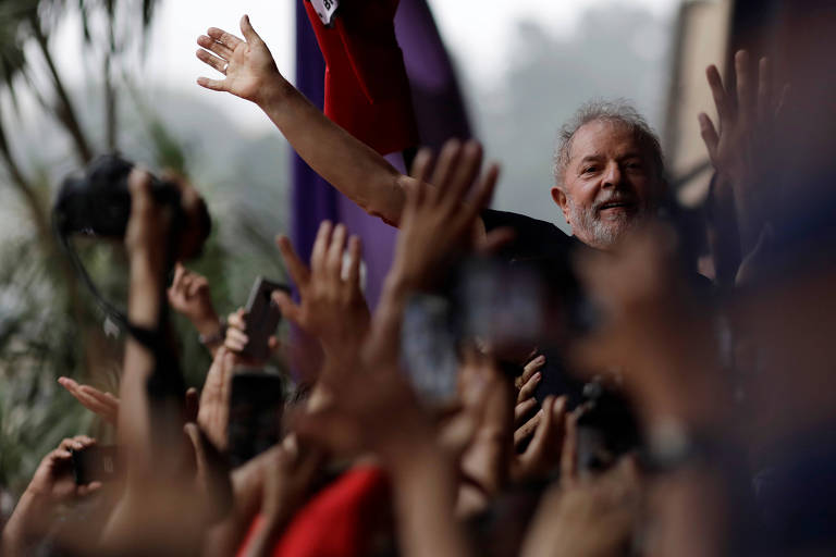 O ex-presidente Luiz Inácio Lula da Silva acena para apoiadores durante ato em São Bernardo do Campo, um dia após ser libertado da prisão; nas próximas semanas, a Segunda Turma do STF deverá julgar um habeas corpus no qual a defesa de Lula sustenta que Moro atuou sem a imparcialidade necessária no processo do tríplex de Guarujá (SP)