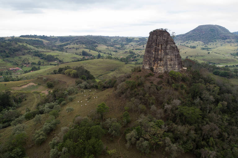 Formação rochosa que dá nome à cidade de Torre de Pedra, localizada a 170 km de São Paulo