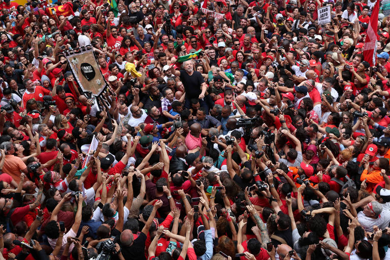 Lula é carregado nos ombros por militantes atá a porta do Sindicato dos Metalúrgicos em São Bernardo do Campo, grande São Paulo, após discurso; com a soltura de Lula, o STF enfrentará sob menos pressão o próximo julgamento relacionado ao petista, que poderá recolocá-lo momentaneamente no jogo eleitoral