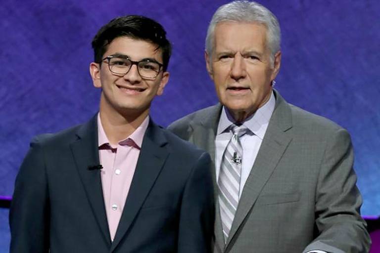 O vencedor Avi Gupta com Alex Trebek em Jeopardy