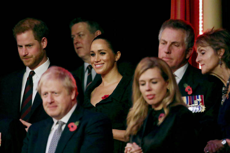 Príncipe Harry, Meghan e o premiê Boris Johnson assistem a espetáculo em Londres; veja fotos de hoje