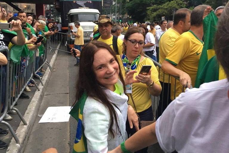 Regina Duarte durante ato na avenida Paulista que pede prisão após condenação em segunda instância