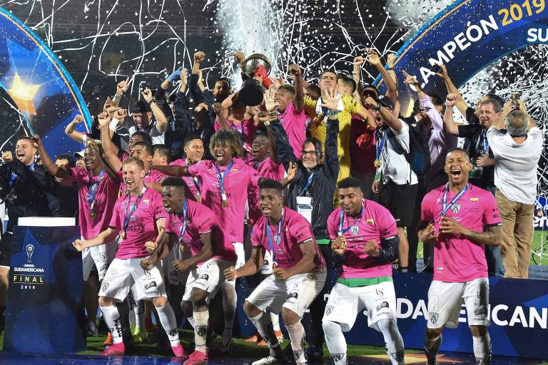 Jogadores do Independiente del Valle comemoram com a taça de campeão da Copa Sul-Americana