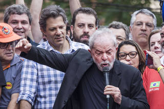 Ex Presidente Lula discursa  no  caminhao de som em frente ao Sindicato dos Metalurgicos (em Sao Bernardo do Campo)