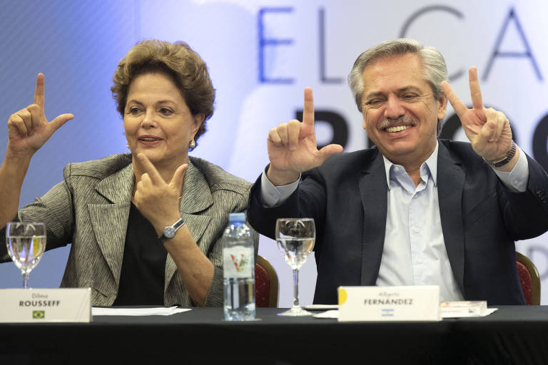 A ex-presidente Dilma e o presidente eleito da Argentina, Alberto Fernández, na abertura da reunião do Grupo de Puebla, no sábado (9)