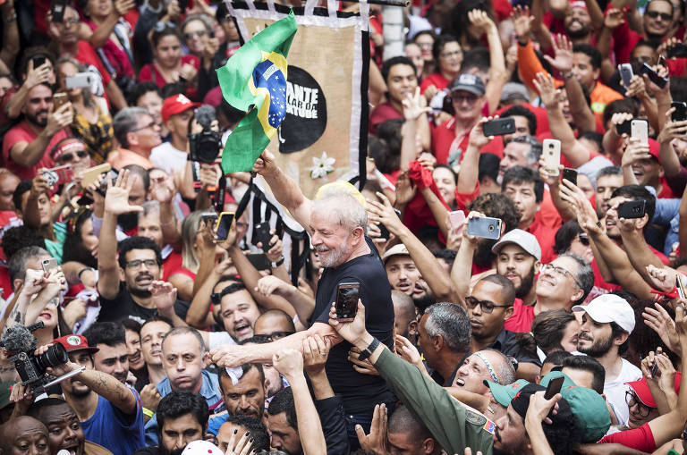 Lula é carregado nos ombros por militantes até a porta do Sindicato dos Metalúrgicos do ABC, em São Bernardo do Campo, após terminar seu discurso