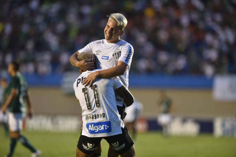 Soteldo comemora gol do Santos durante da partida contra o Goiás, no Serra Dourada