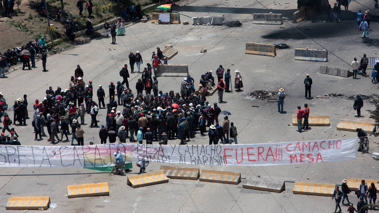 As Pessoas Vão Para a Cabine De La Paz Na Bolívia Imagem Editorial