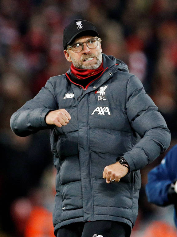 O técnico do Liverpool Jürgen Klopp comemora após vencer o Manchester City no domingo (10)