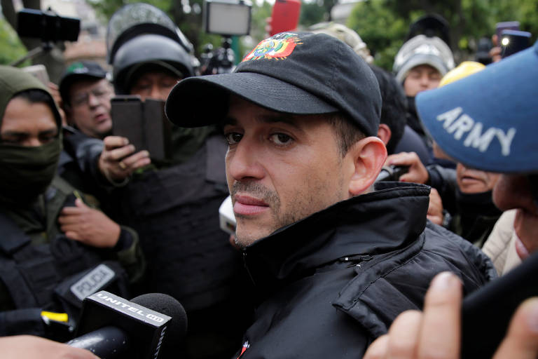 Luis Fernando Camacho, líder opositor, perto do palácio presidencial em La Paz, no domingo (10)

