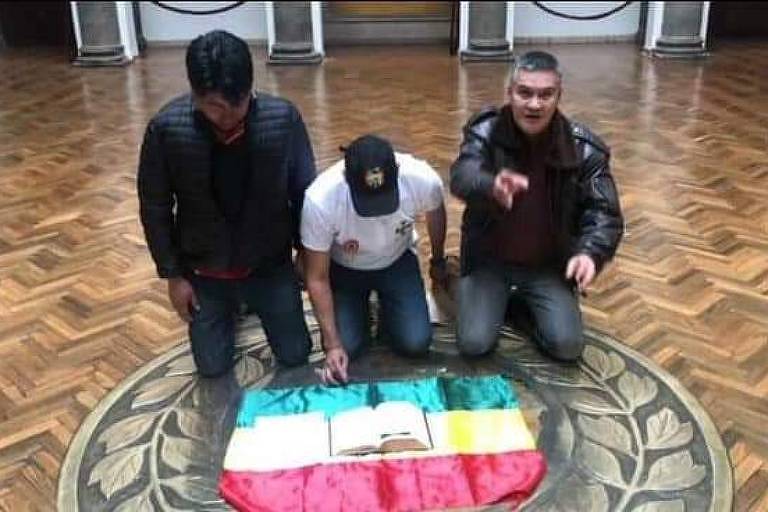 O líder opositor Luis Fernando Camacho, foi ao Palácio Quemado, com bandeira da Bolívia, uma bíblia e uma carta de renúncia para Evo, no domingo (10)