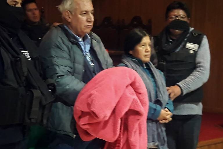 Maria Eugenia Choque, presidente do Tribunal Eleitoral, e o vice-presidente da mesma corte, Antonio Costas, foram presos na noite de domingo (10)
