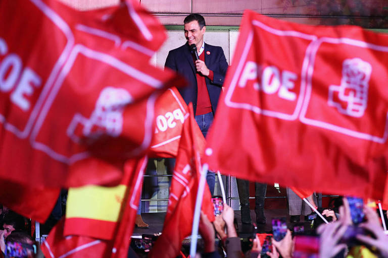 Atual primeiro-ministro, Pedro Sánchez (PSOE), comemora resultado a eleição espanhola com apoiadores em Madri