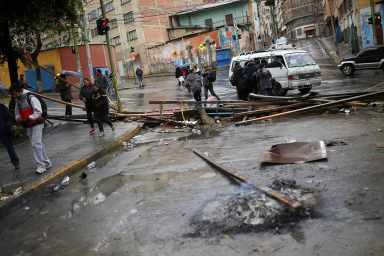 Restos de fogueiras e barricadas montadas próximo à praça Murillo, em La Paz, após anúncio de renúncia de Evo Morales