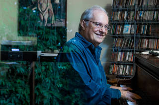 O músico Francis Hime, 80, em sua casa no Jardim Botânico, no Rio de Janeiro