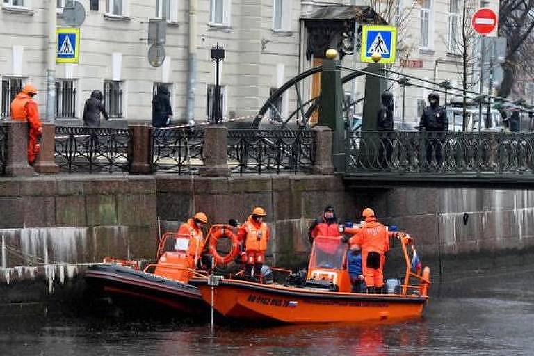 Mergulhadores policiais vasculham o rio Moika em São Petersburgo