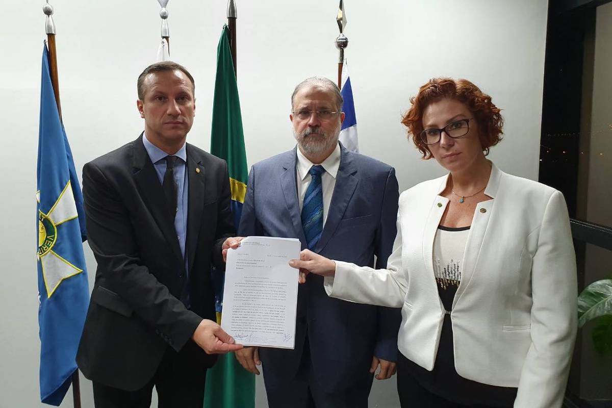 Deputados do PSL pedem prisão preventiva de Lula a Augusto Aras