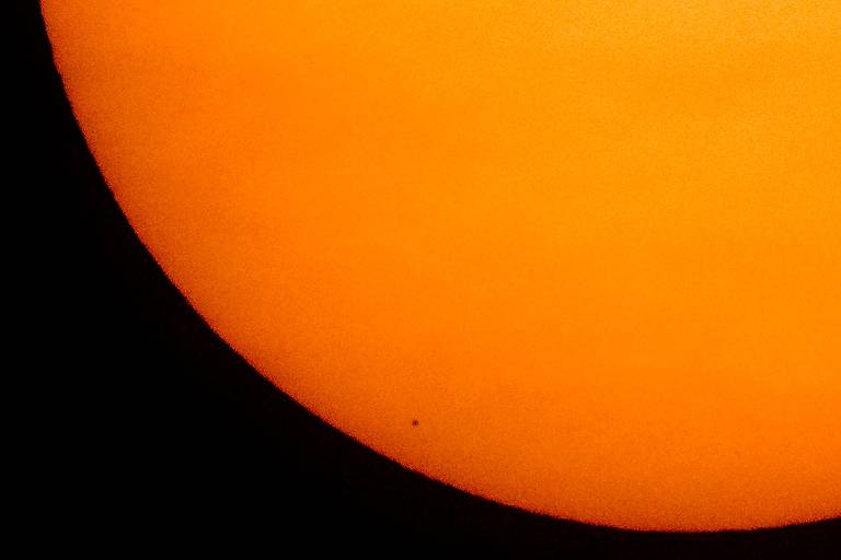 Mercúrio transita em frente ao Sol e cria minieclipse; confira fotos de hoje