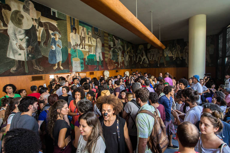 Artistas ocupam sala da Funarte, com painel de Cândido Portinari, no Rio de Janeiro