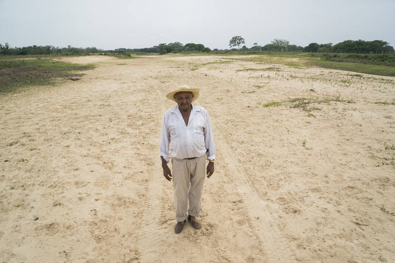 Benedito Valeriano de Arruda, 75, e local onde era o Rio Taquari, em Porto Rolon, exatamente na separação entre o Pantanal da Nhecolândia e do Paiaguás.
