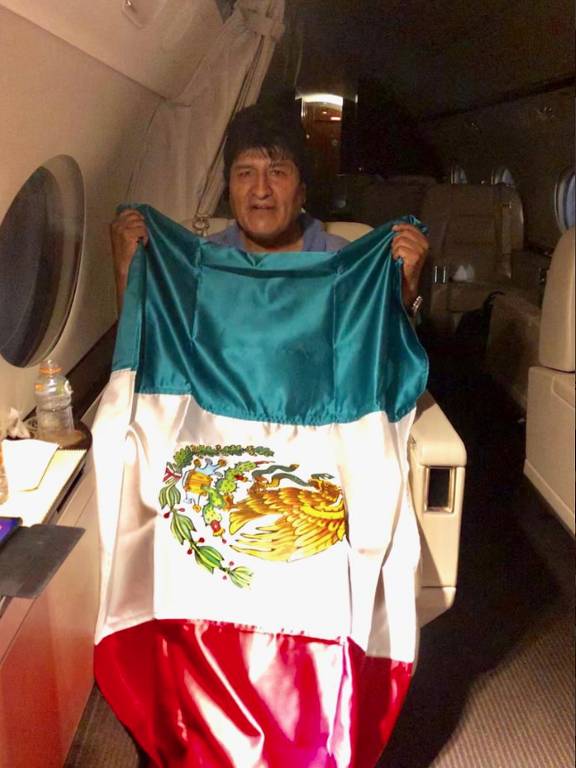 Evo Morales segura bandeira do México dentro de avião rumo ao país que lhe concedeu asilo