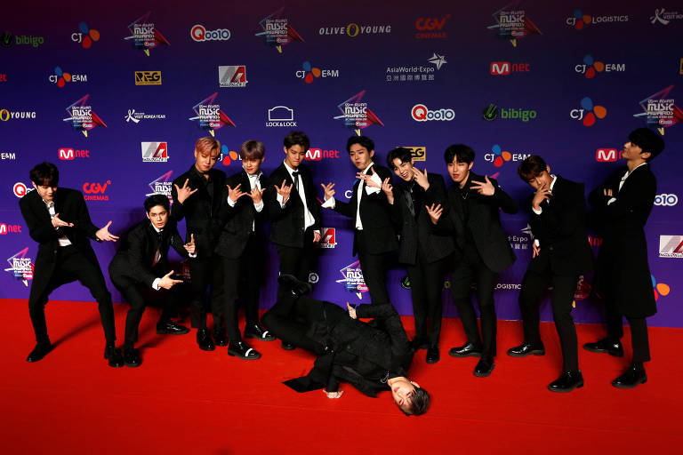 Membros de banda de K-pop Wanna One durante premiação em Hong Kong, em 2017