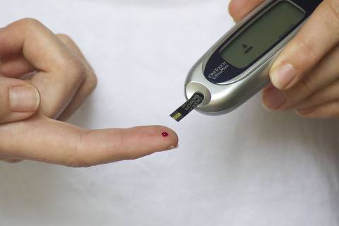 Pessoa faz teste de glicose para saber se tem diabetes