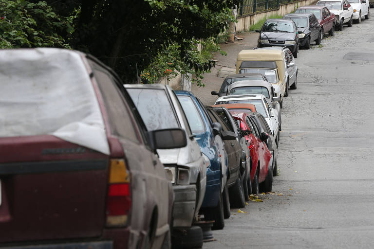 Carros são abandonados na zona oeste de São Paulo